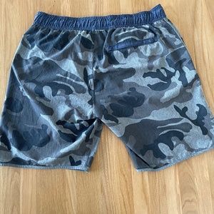 VUORI BANKS SHORT Grey Camo M